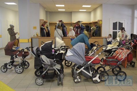 Дитячим візочкам тут не місце: як батьки сперечаються з поліклініками