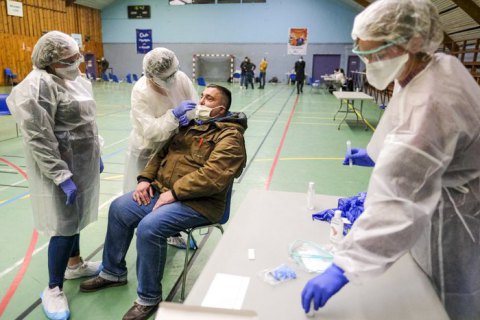 Новий штам коронавірусу передається на 70% швидше. Чи варто хвилюватися?