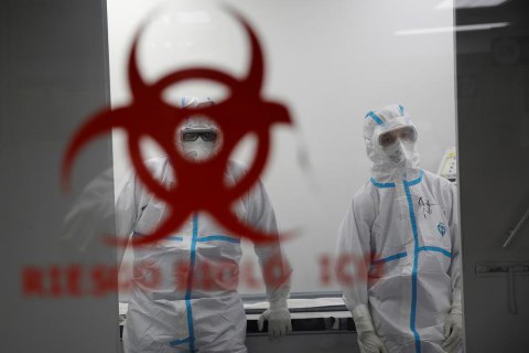 В Україні виявили південноафриканський штам ковіду. Що це означає?