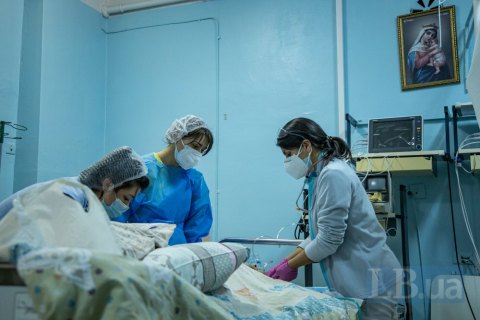 «Люди свій вибір зробили. Але ми рятуємо всіх». День із життя ковідної реанімації