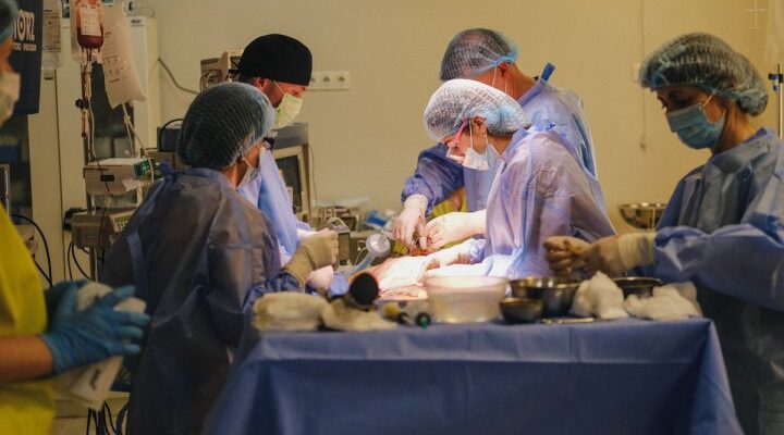 Небезпечний тренд: як українські лікарі рятують підлітків після уражень струмом на даху потяга