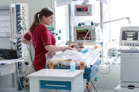 Доступ до дітей в реанімаціях: два погляди на одні двері