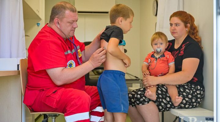 Фото“Останній раз були в лікаря до війни”. Як працюють виїзні медичні бригади на Ізюмщині