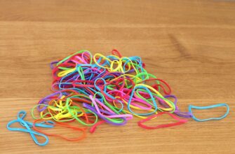 що означає чорна резинка на руці