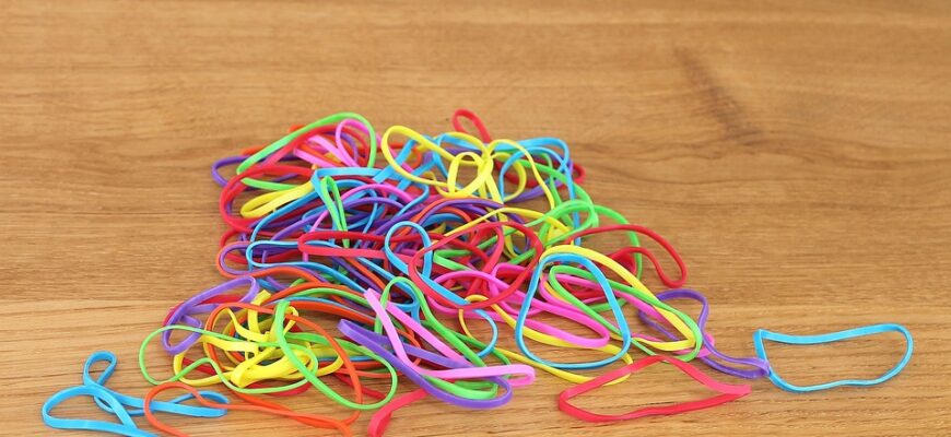 що означає чорна резинка на руці