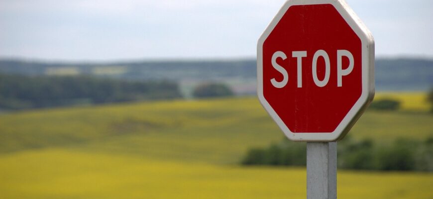 що означає жовтий знак оклику в машині