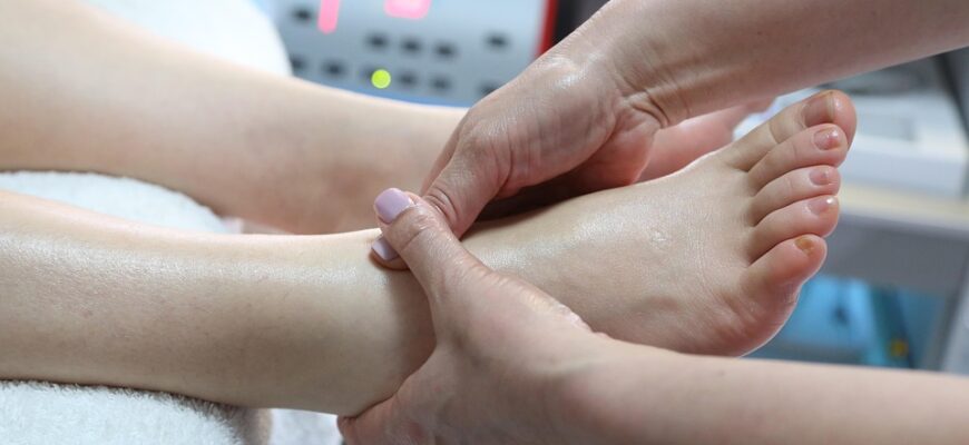 що означає коли сниться змія яка кусає за ногу