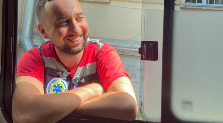 Відео«Не журись, тебе хоча б бабка не обісцяла!»: реальність лікаря швидкої і стендап-коміка Богдана Вахнича