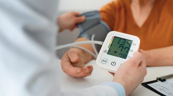 “Тихий” вбивця: чому можемо не помічати свій підвищений тиск, чим ризикуємо, коли можна обійтися без ліків, а коли – ні