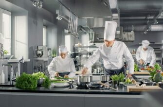 Кухня ресторану з обладнанням