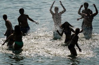 Які інфекції можна підхопити в українських озерах, річках і басейнах під час купання: 5 питань лікарю Євгену Щербині