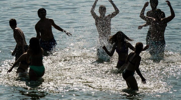 Які інфекції можна підхопити в українських озерах, річках і басейнах під час купання: 5 питань лікарю Євгену Щербині