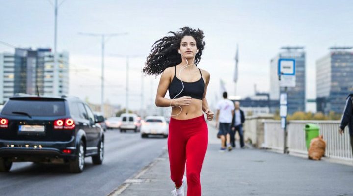 Хочу схуднути. Пробіжка зранку чи ввечері допоможе? Що кажуть дослідження й чому тут важлива проста математика