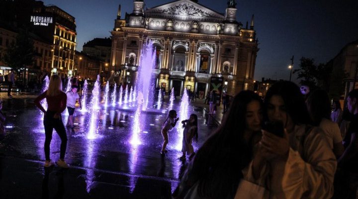 «Нащо мені сонце о третій ночі?»: з лікарем-сомнологом розбираємо основні страхи скасування літнього часу