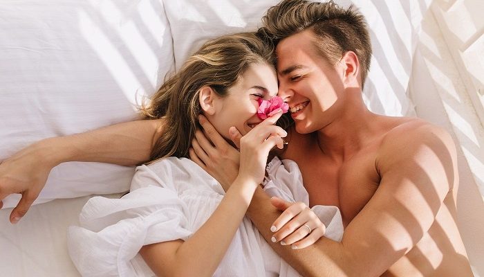 чоловік і жінка в ліжку