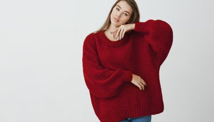 женщина в джемпере