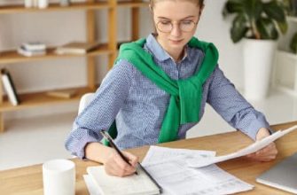 студент навчається