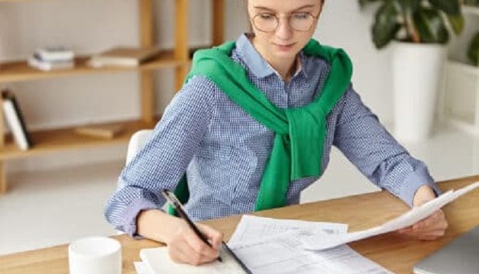 студент навчається